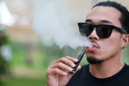 التحديات وراء الإقلاع عن تدخين السجائر الإلكترونية: أسباب ونصائح