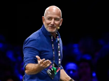 جيف بيزوس: الذكاء الاصطناعي في فقاعة استثمارية ستغير العالم