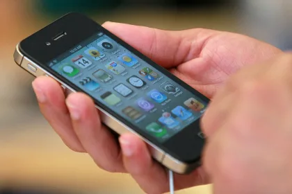 كشف النقاب عن عيوب الشبكة في آيفون 4 بعد 15 عامًا من الإطلاق