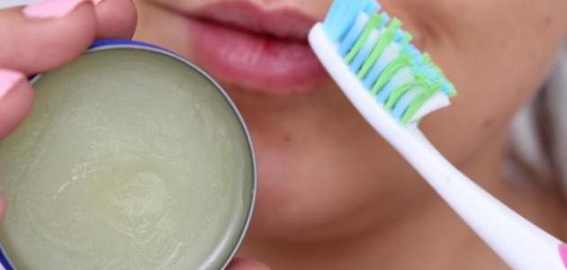 الاستخدام الأمثل للفازلين للشعر: فوائد وتطبيقات ونصائح الخبراء للحصول على شعر صحي