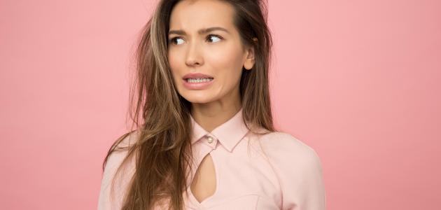 أسباب تجعد الشعر المفاجئ وطرق علاجه: دليل شامل