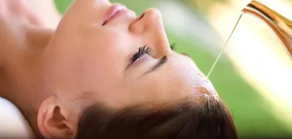 كيفية عمل حمامات زيت للشعر: تقنيات وفوائد