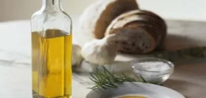 فوائد زيت الخروع للشعر: سحر الطبيعة لشعر صحي وجميل