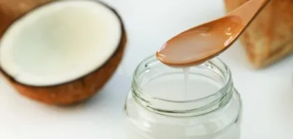 فوائد زيت جوز الهند للرموش: تعزيز الجمال الطبيعي