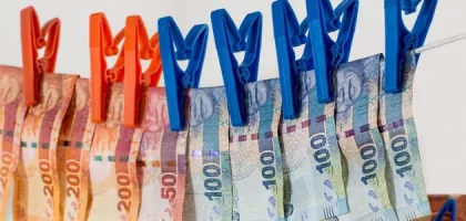 استكشاف تبييض الأموال: فهم أعمق للمخاطر والآثار