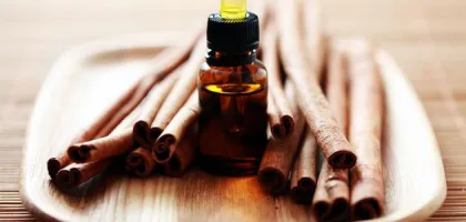 فوائد زيت القرفة للشعر: كيف يساعد زيت القرفة في تحسين صحة الشعر