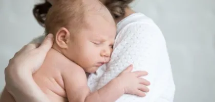 أضرار رضاعة الطفل وهو نائم وتأثيرها على صحته