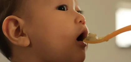 تغذية الطفل في الشهر الرابع: دليلك الشامل