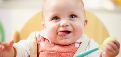 ما هو طعام طفل الخمسة شهور وكيفية تقديمه