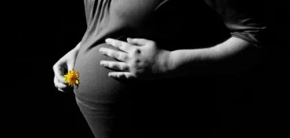 أعشاب لتسهيل الولادة وتأثيرها على تجربة الحمل