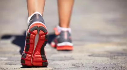 المشي الصباحي مقابل المشي المسائي.. أيهما يحرق دهون اكثر؟