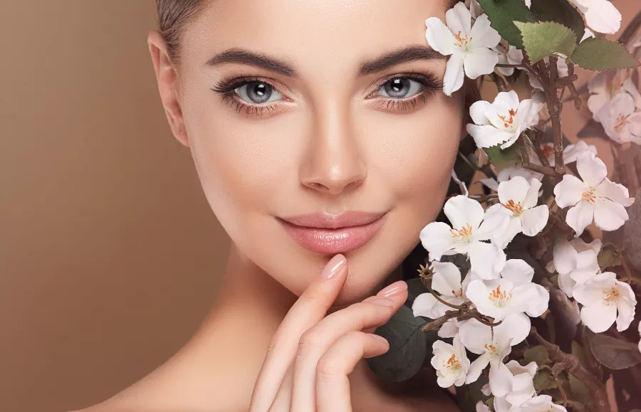 تقنيات حديثة للعناية بالبشرة وتأخير علامات الشيخوخة