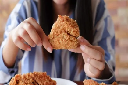 أطعمة يومية تُضعف جهاز المناعة دون أن ندري