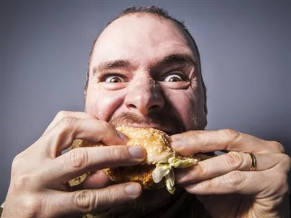 كيف يؤثر الضغط النفسي في زيادة الوزن وتخزين الدهون؟