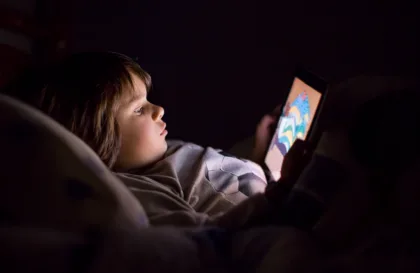 تأثير الشاشات على ذكاء ونطق الأطفال