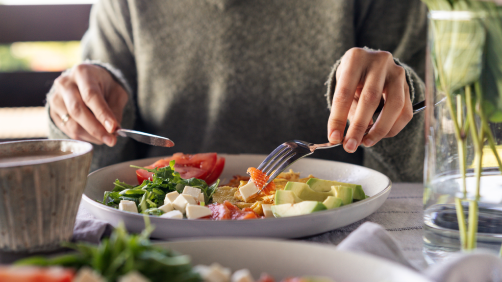 الـكيتو أم باليو: تحليل الأيض وتأثيرهما على هرمونات الشبع وفقدان الدهون