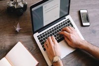 العمل عن بعد في 2026: هل تهرب من ذل الوظيفة لتسقط في فخ العبودية الرقمية؟