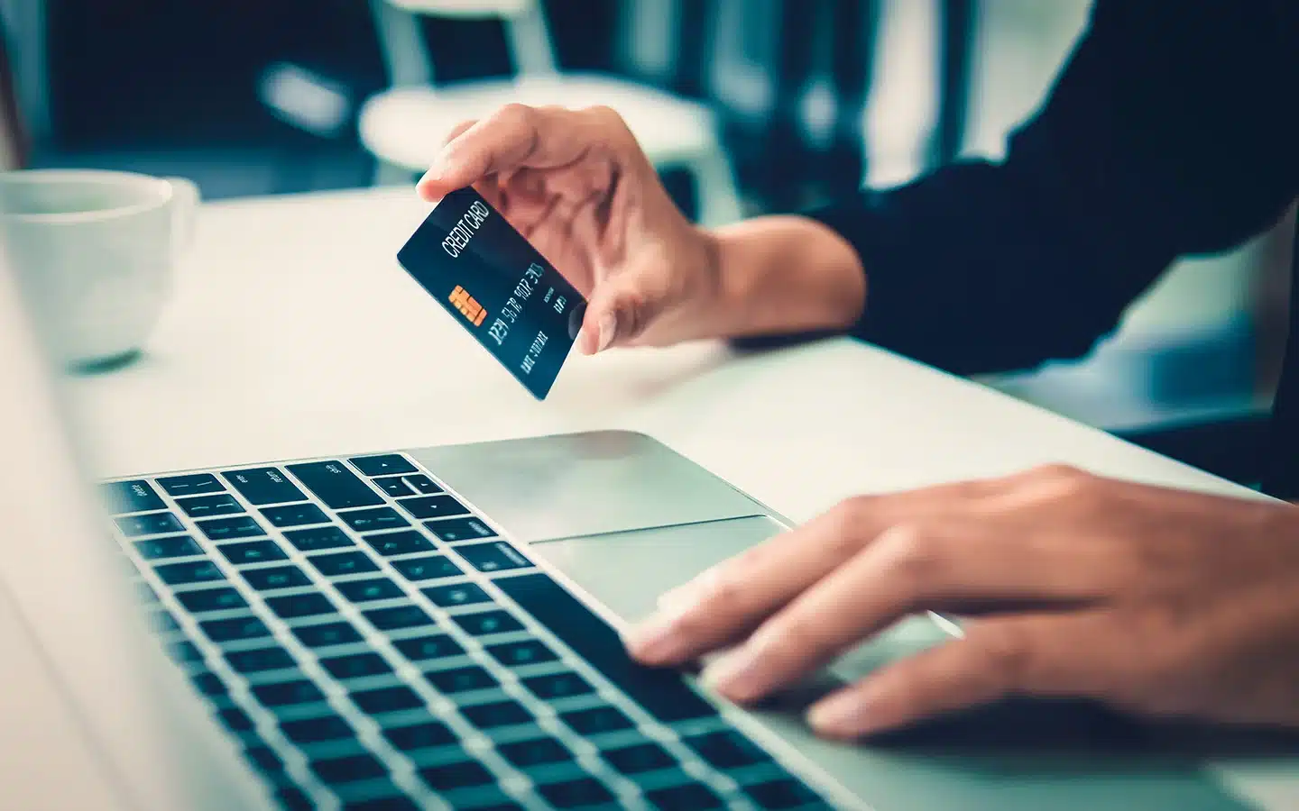 دليل فتح الحسابات البنكية للمقيمين في الامارات 2026