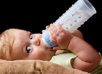 سموم في الرضاعة 2026.. هل تقتل طفلك بجرعات السكر المقنعة؟